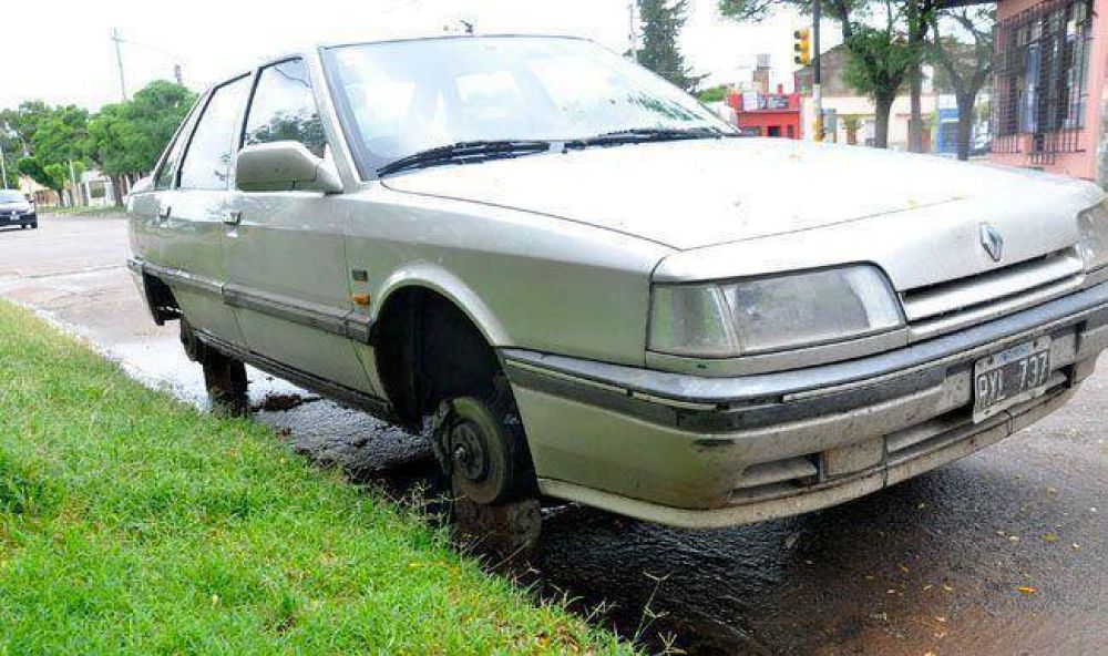 Roban dos cubiertas de un auto y lo dejan sobre ladrillos 