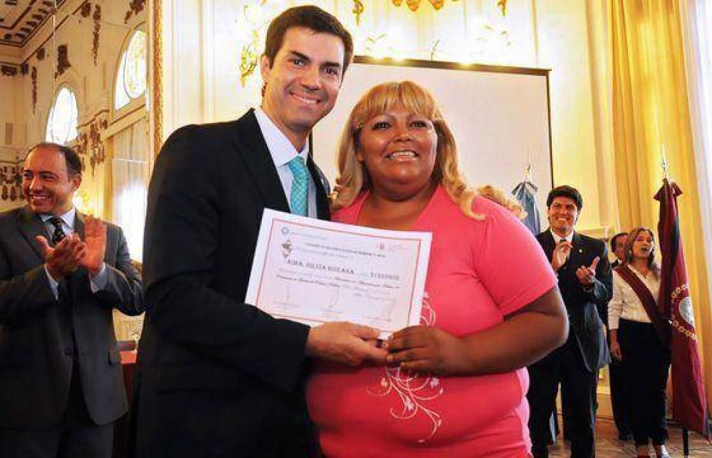 Urtubey entreg� diplomas a los primeros egresados de la Tecnicatura en Administraci�n P�blica