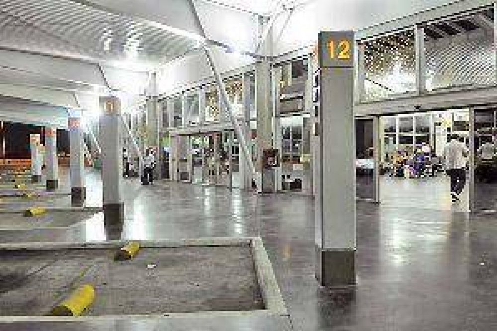 Santiague�os varados por sorpresivo paro en l�neas de larga distancia 