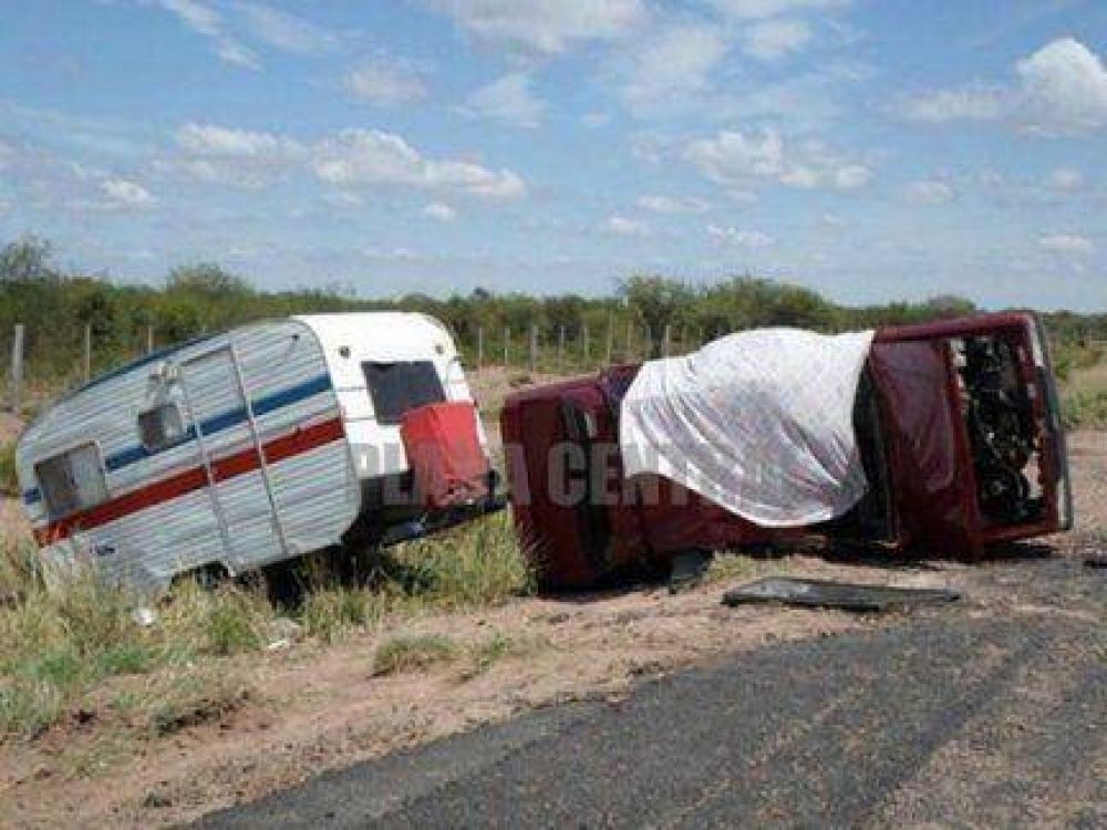 Un entrerriano muri� al volcar su auto con una casilla rodante en C�rdoba