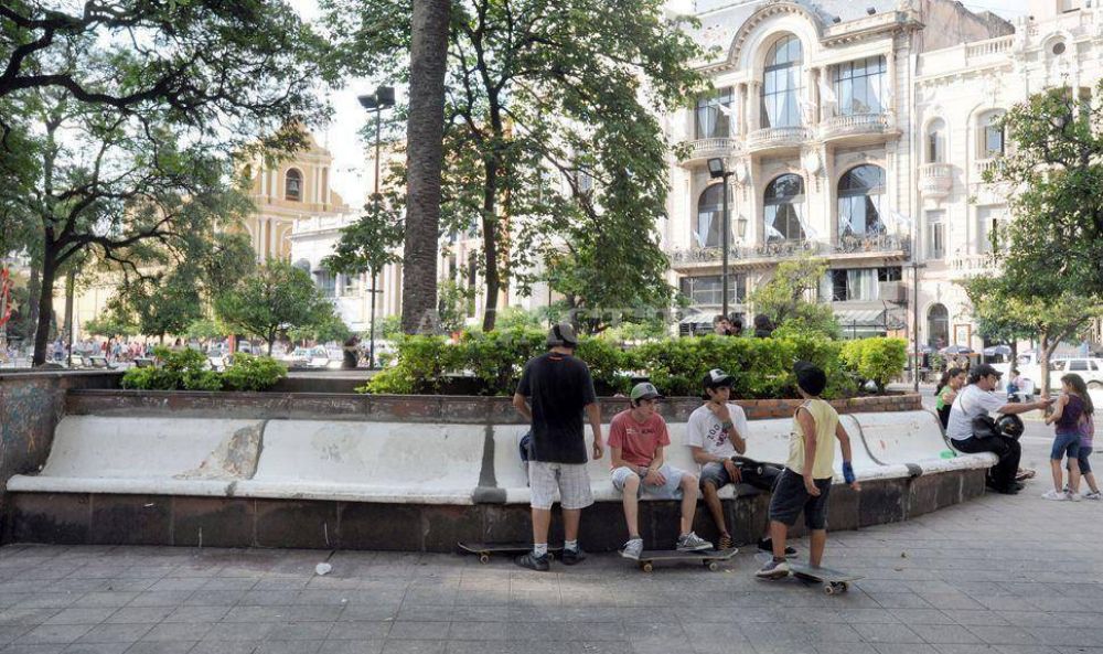 Reinstalaron los bancos que explotaron en la plaza Independencia 