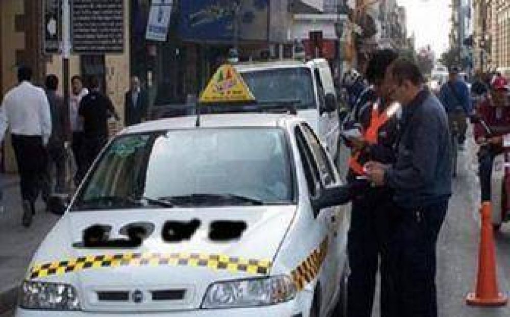 Taxi: Denuncian que se otorgaron licencias a personas fallecidas 