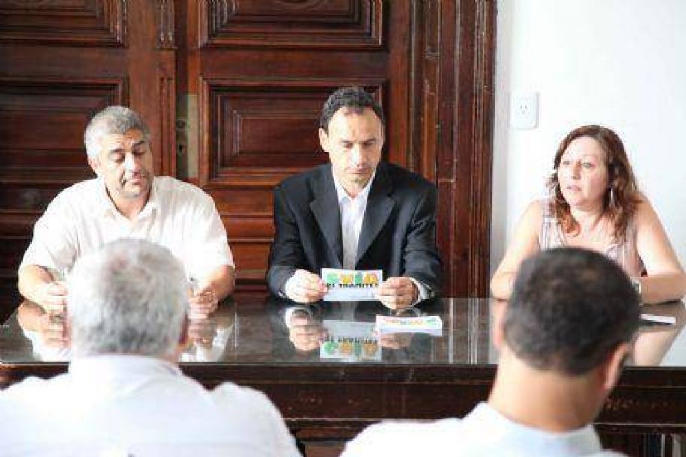 Juan Carlos del R�o: �La Gu�a de Tr�mites es una nueva herramienta de comunicaci�n�