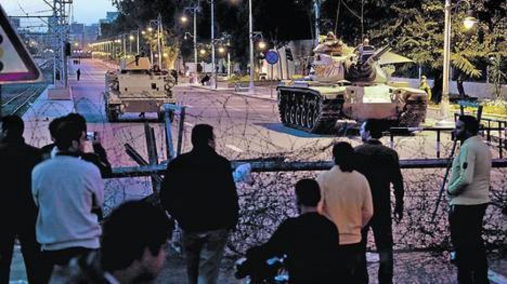 El presidente egipcio se endurece y despliega tanques en las calles