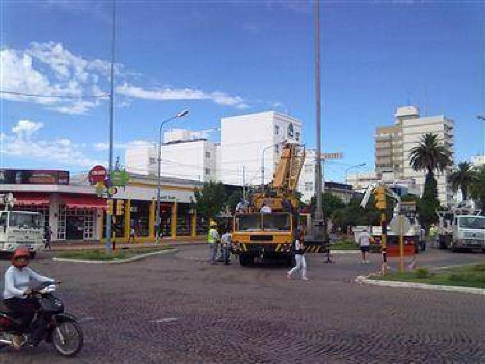 El Municipio arma el arbolito de Navidad frente a la Jefatura