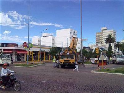 El Municipio arma el arbolito de Navidad frente a la Jefatura