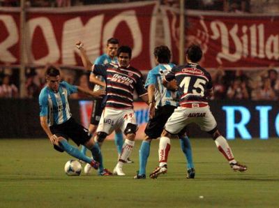 Uni�n empat� con Racing y se fue Nery Pumpido