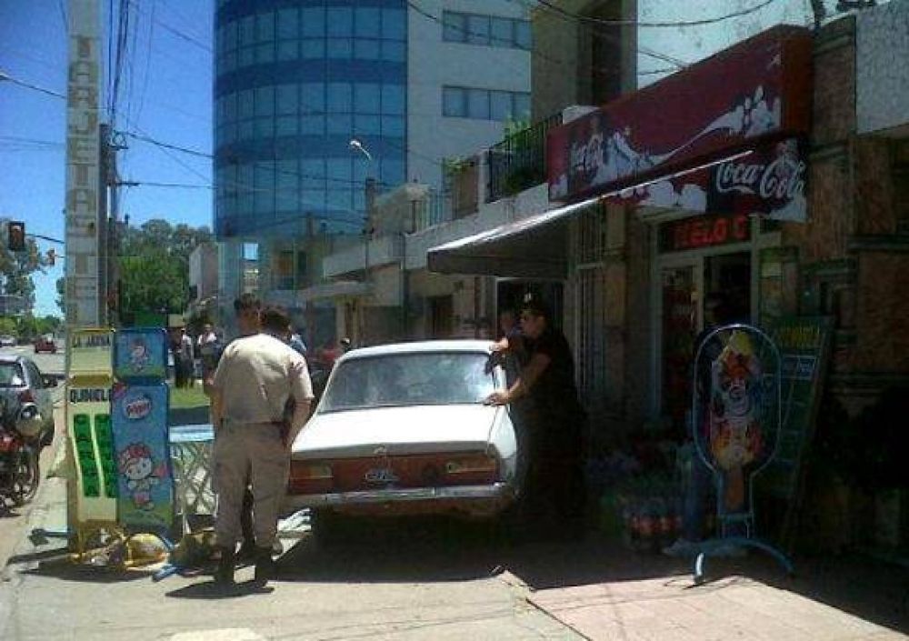 Peligroso: un auto casi termina en un kiosco