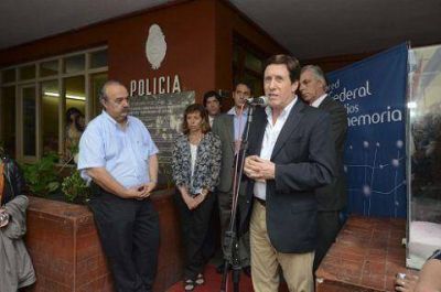 Lanus: Descubren placa que se�aliza una comisar�a que funcion� como centro clandestino de detenci�n
