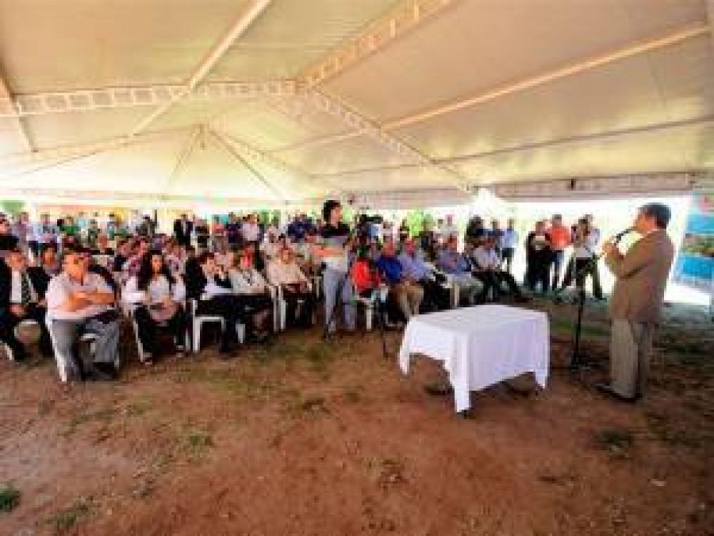 Claudio Poggi se reuni� con productores rurales en Nogol�