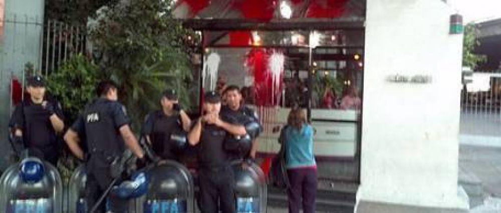 7D | Manifestantes arrojaron pintura a la puerta de Artear-Canal 13