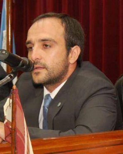 Sim�n Hernandez rechaza informe sobre su lugar de residencia 