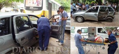 Nuevo accidente: un colectivo embisti� a un auto en la puerta de una escuela