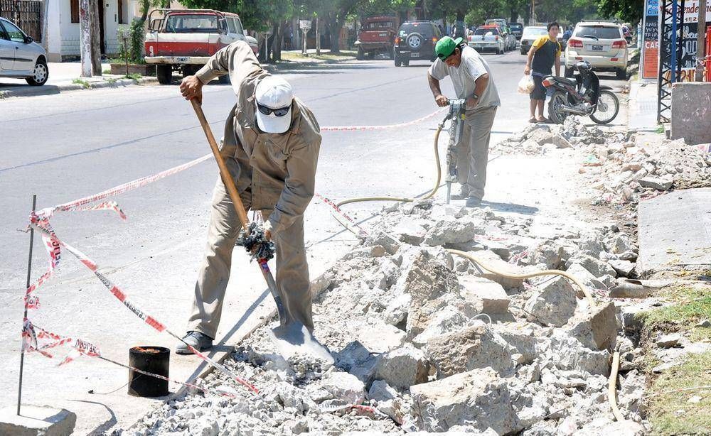 Diversos trabajos de bacheos se realizan en la capital