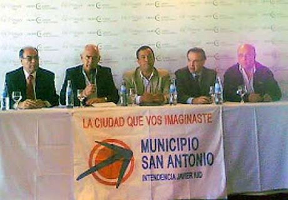 Pichetto y Meyer anunciaron millonaria licitaci�n
