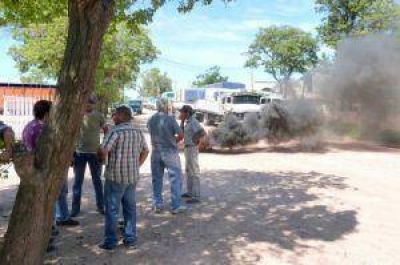 Camioneros bloquean en Las Bre�as planta de Colono por tarifas de carga