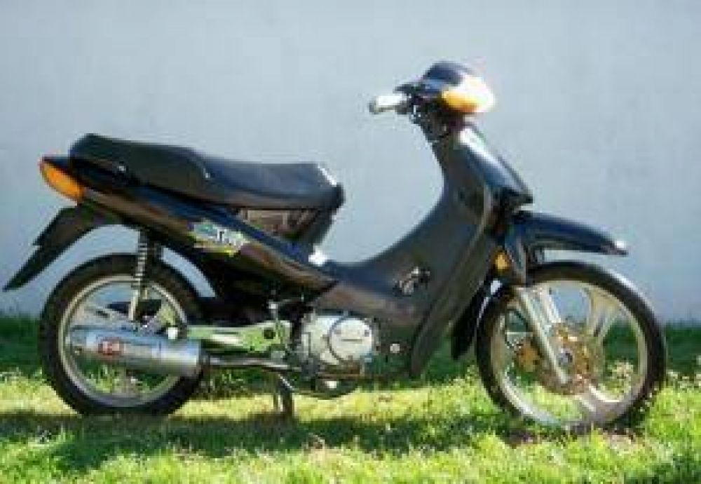 La amenzaron con un garrote y le robaron la moto y la cartera