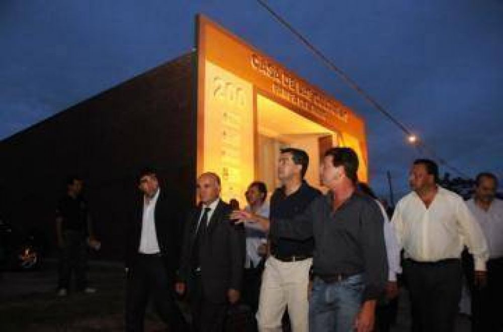 CAPITANICH ENTREG� VIVIENDAS E INAUGUR� OBRAS ESTRUCTURALES EN PAMPA DEL INDIO