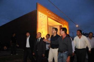 CAPITANICH ENTREG� VIVIENDAS E INAUGUR� OBRAS ESTRUCTURALES EN PAMPA DEL INDIO