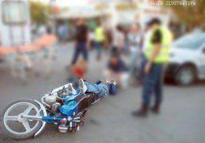 Motociclista lesionado al chocar con una camioneta
