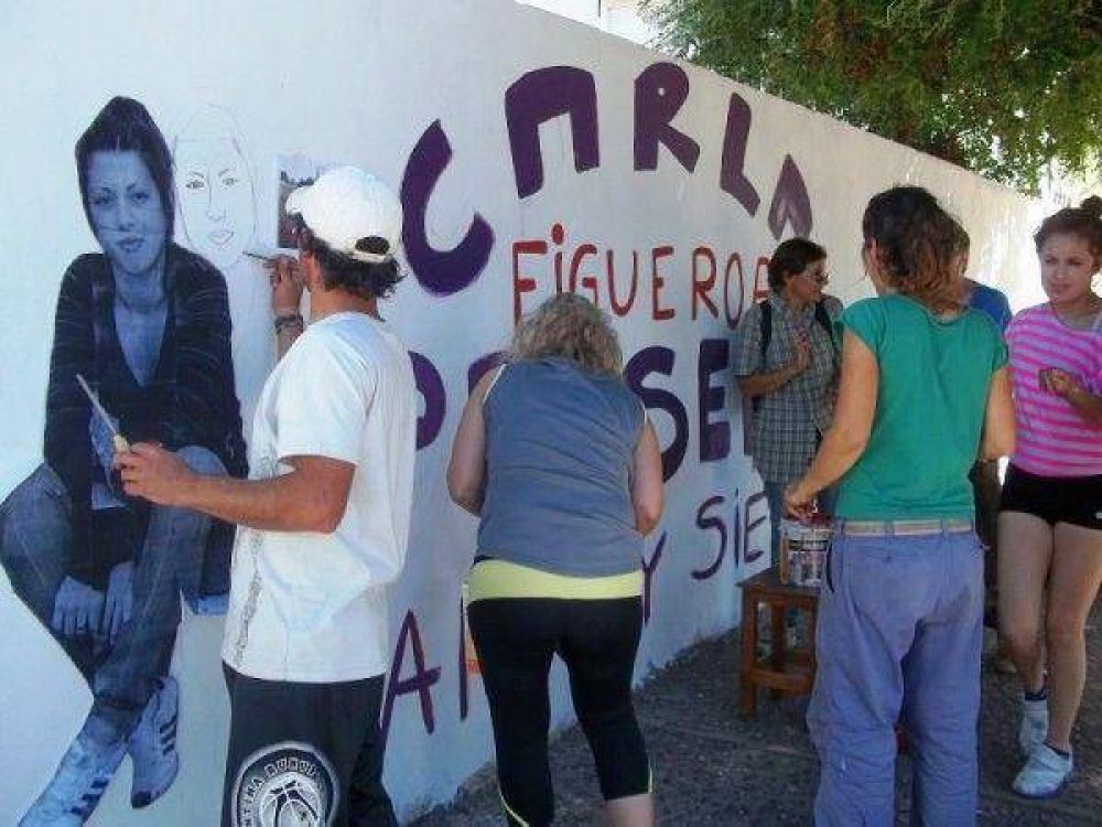  Pintan un mural a un a�o del femicidio de Carla Figueroa