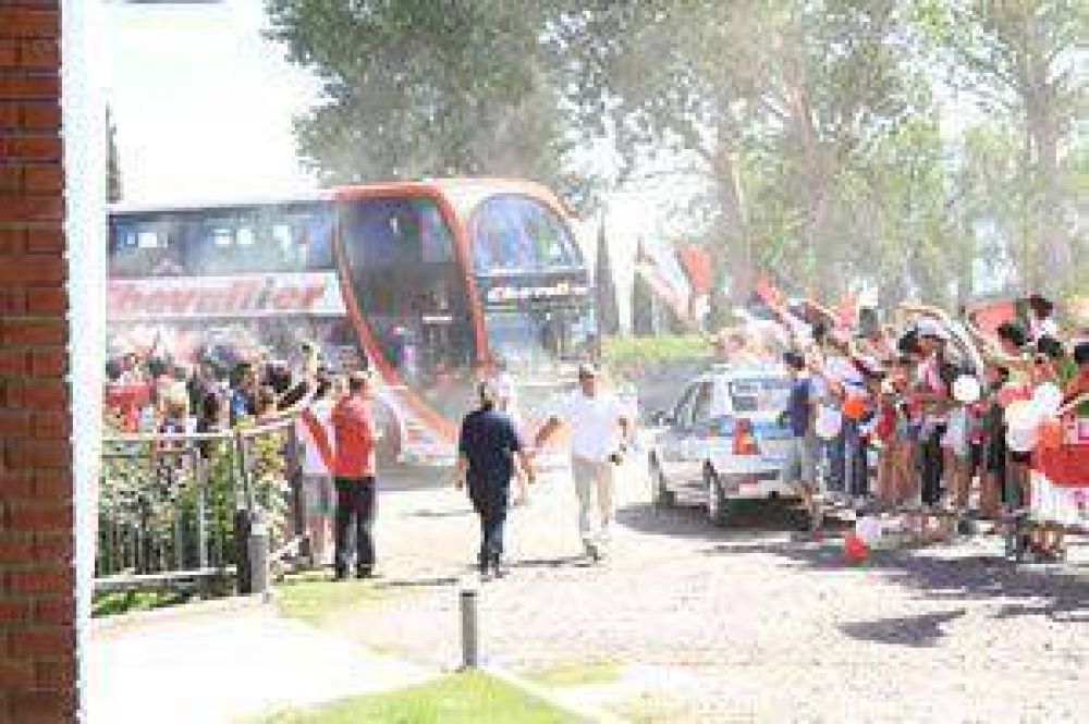 Recibimiento a River: Con calor humano y ambiental	