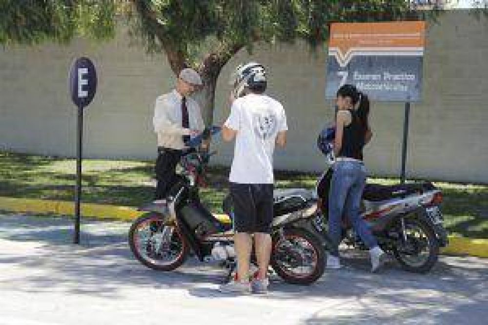 Sanjuaninos en moto: manejan muy mal