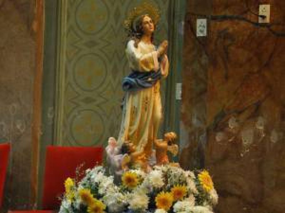 M�s de 400 fieles participaron de la fiesta del D�a de la Virgen