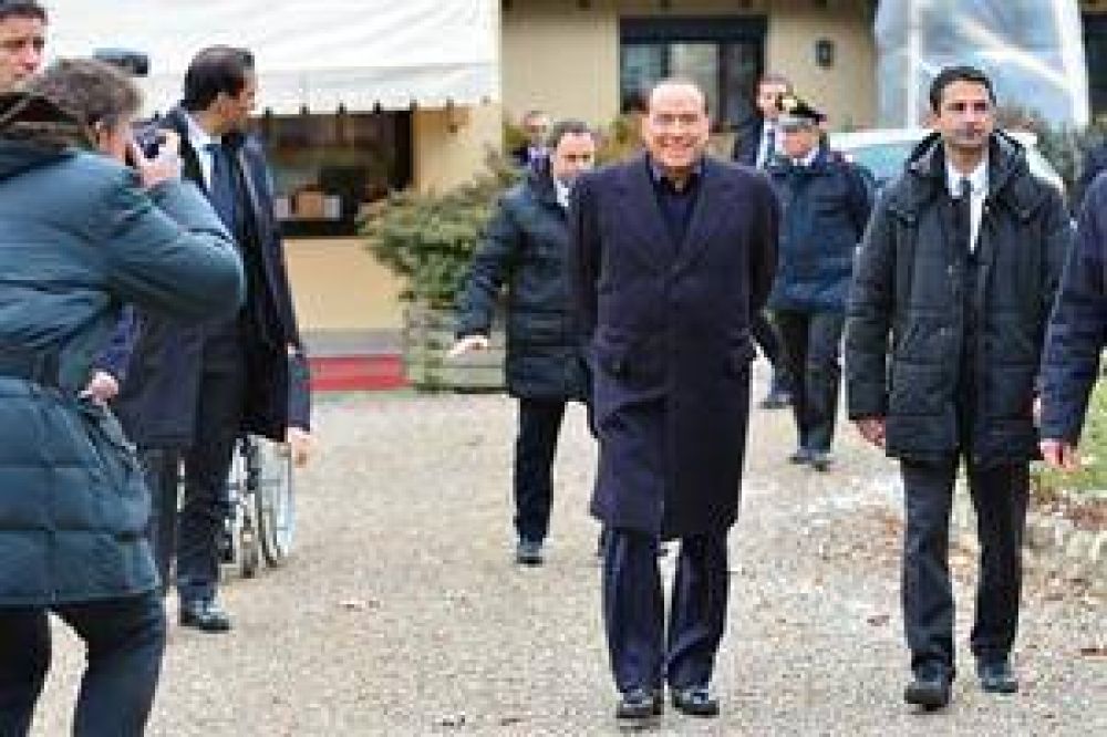 Sorpresivo giro: Monti anunci� su renuncia y apunta a Berlusconi