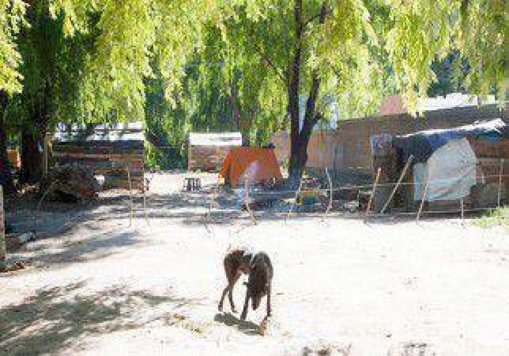 Nueve familias ocuparon terreno de Mo�o Azul 