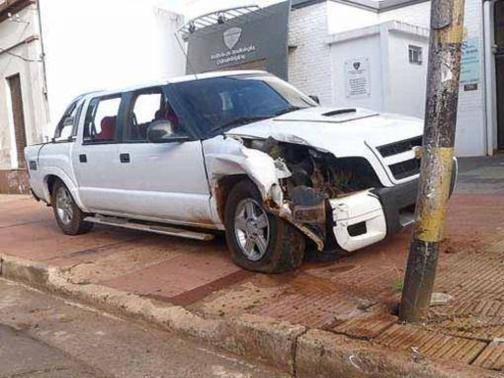 Ebrio en una camioneta, choc� contra un poste y dej� un herido