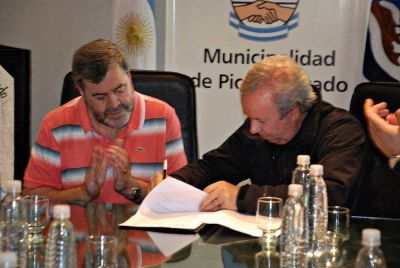 Peralta entreg� viviendas y firm� convenios