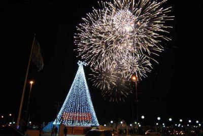 Una multitud acompa�� el tradicional encendido del �rbol de Navidad