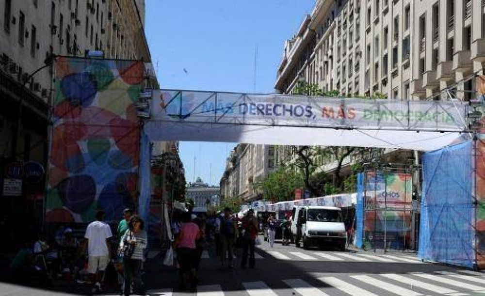 Mientras realizan los �ltimos detalles, empez� a llegar gente a la Plaza de Mayo