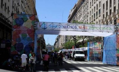 Mientras realizan los �ltimos detalles, empez� a llegar gente a la Plaza de Mayo