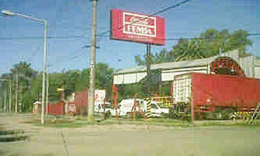 Estaba techando, cay� desde 10 metros y muri� rumbo al hospital