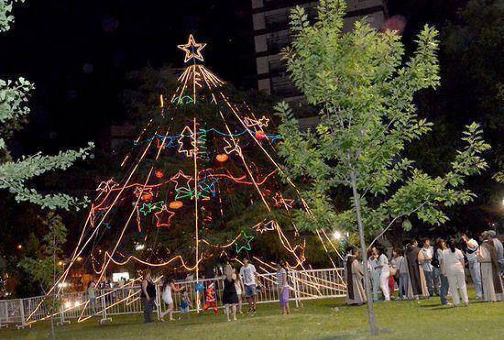 La Intendente encendi� anoche el �Arbol de Navidad� en la Plaza E. Costa