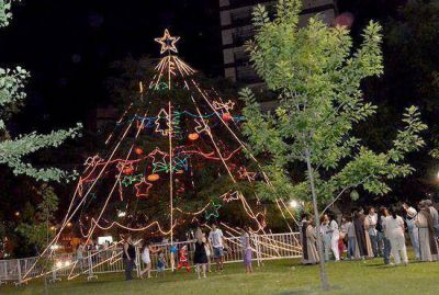 La Intendente encendi� anoche el �Arbol de Navidad� en la Plaza E. Costa