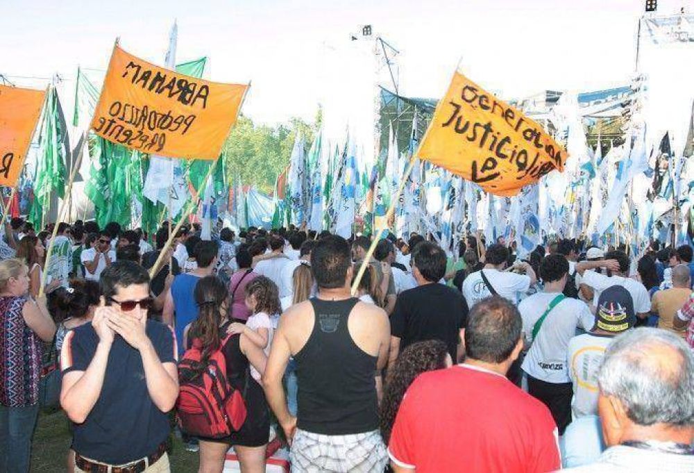 En Mendoza unos 12.000 kirchneristas festejaron la democracia y le quitaron importancia al fallido 7D 