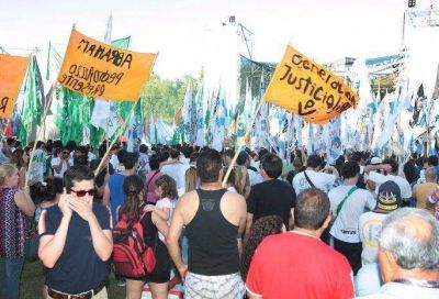 En Mendoza unos 12.000 kirchneristas festejaron la democracia y le quitaron importancia al fallido 7D 