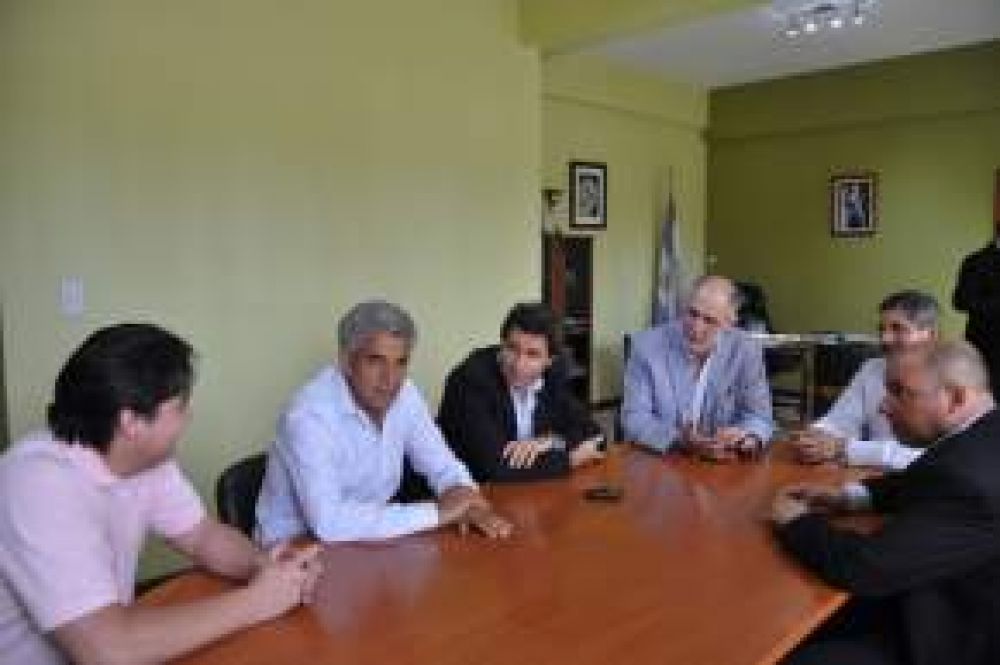 Entregaron viviendas del barrio �El�as Amado� de 9 de Julio 
