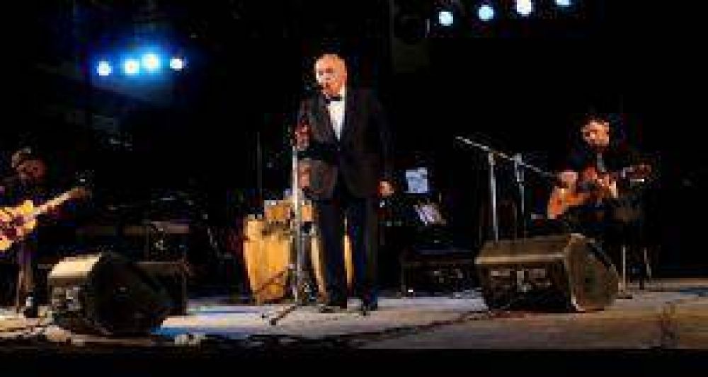 Los amantes del tango homenajearon a Alberto Podest� 