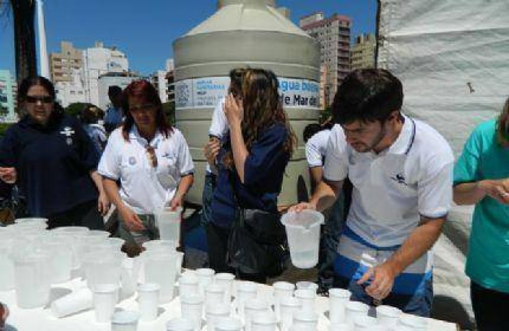 Obras Sanitarias hidrat� a los corredores con 20.000 litros de agua