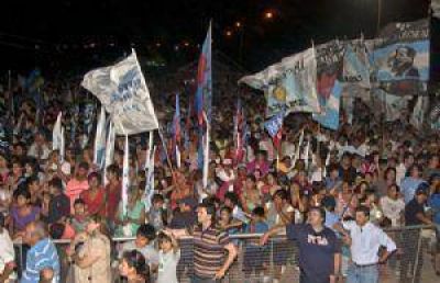 Masivo festejo por la democracia 
