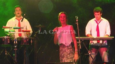 Agapornis estren� canciones en Tucum�n 