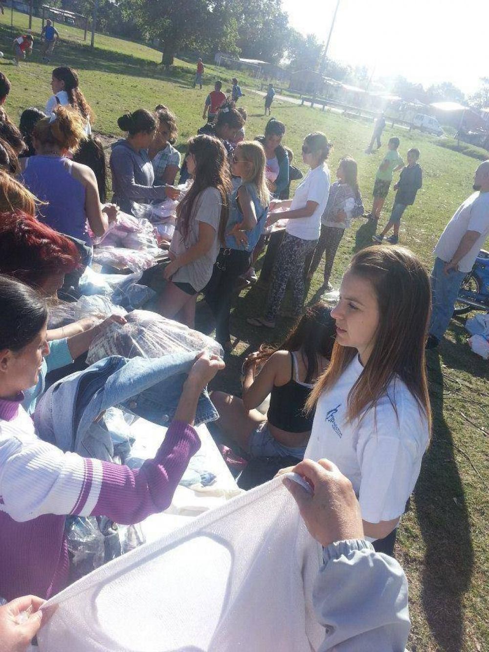 Realizaron una feria de ropa gratuita en el barrio Pueyrred�n  