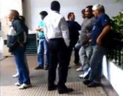 Denuncian que barrabravas del club Lastenia enviados por el ministro Osvaldo Jaldo "custodian" la Caja 