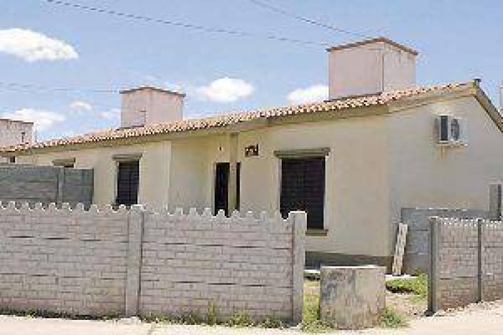 Un polic�a habr�a intentado matar a su hijo y ex esposa porque la encontr� con otro 