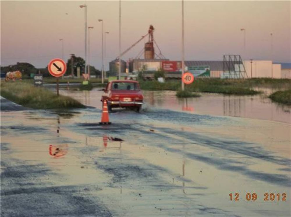 Ahora el agua cort� la rotonda de 65 y 226