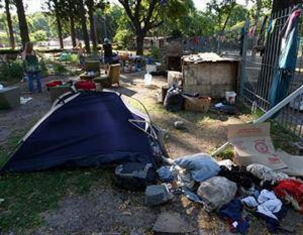 Los vecinos del parque Centenario se dividen por la instalaci�n de las rejas